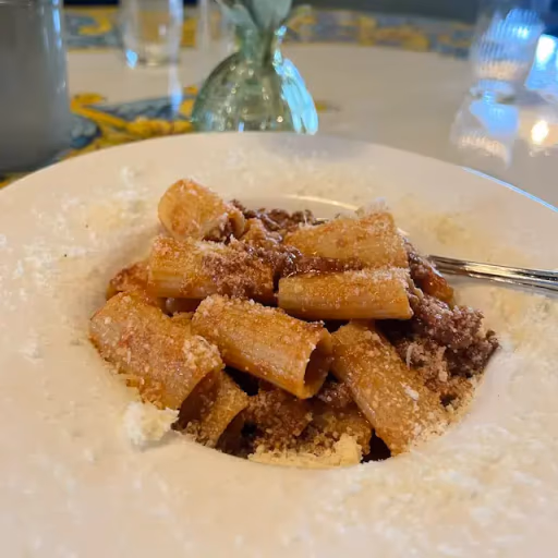 Rigatoni alla bolognese med parmesan fra Marcello Pizzeria i Randaberg