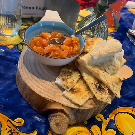 Bruschetta med focaccia og tomatsalsa servert hos Marcello Pizzeria