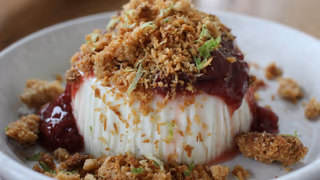 Kremet panna cotta dessert fra Marcello Pizzeria