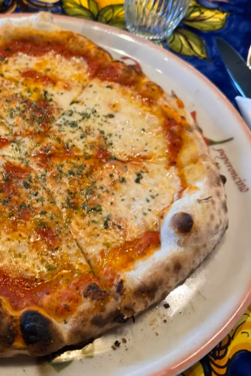 Hjemmelaget pizza margherita med mozzarella fra Marcello Pizzeria i Randaberg